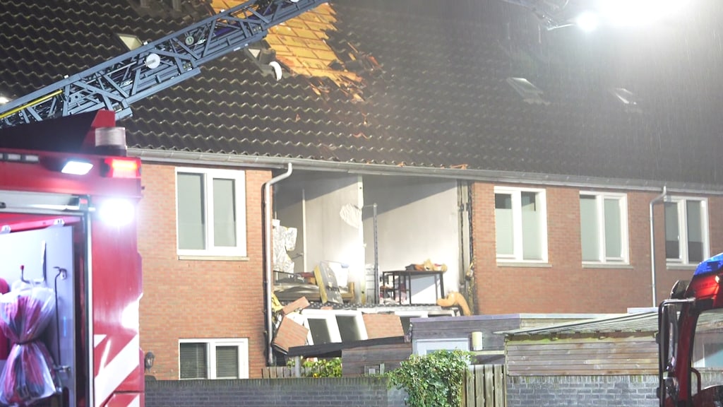 Explosie blaast gevel uit woning Meppel, politie zoekt 'mogelijk gewonde man'