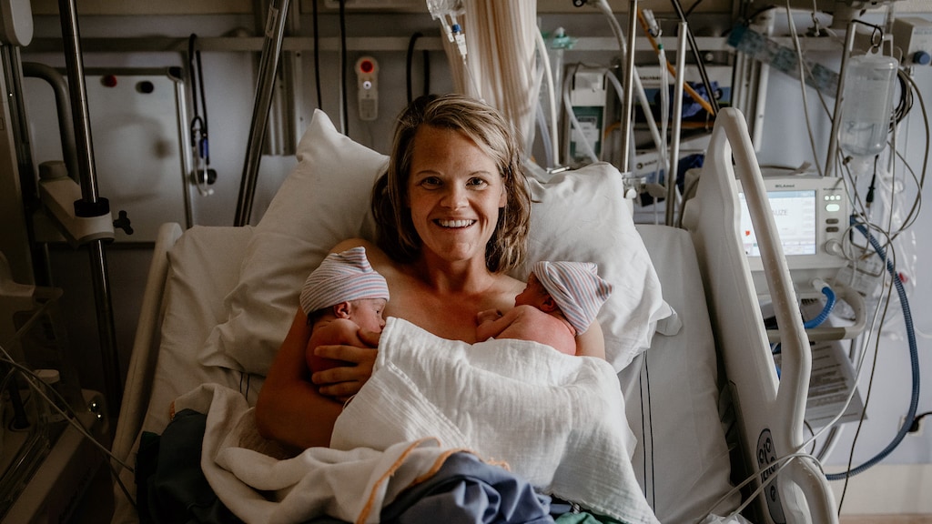 Keizersnede-primeur: moeder tilt tweeling zelf uit haar buik