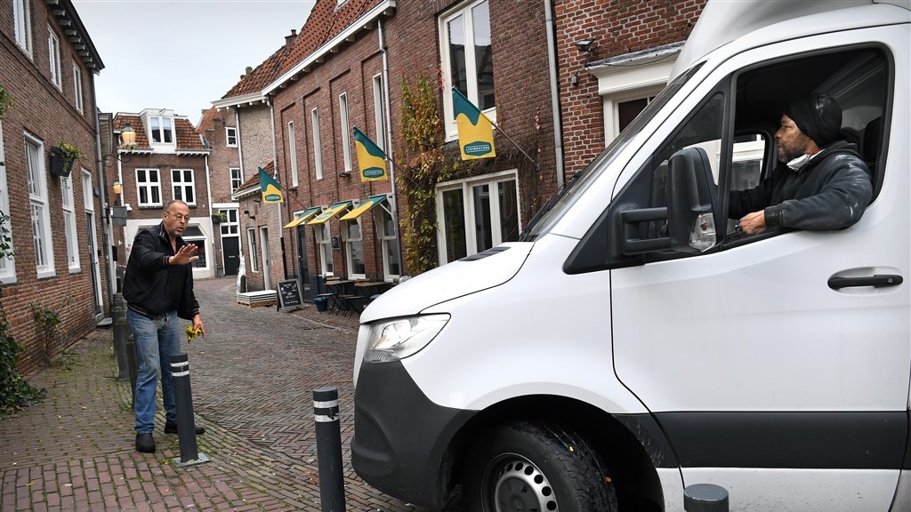 Een busje door de nauwe straten van Amersfoort.