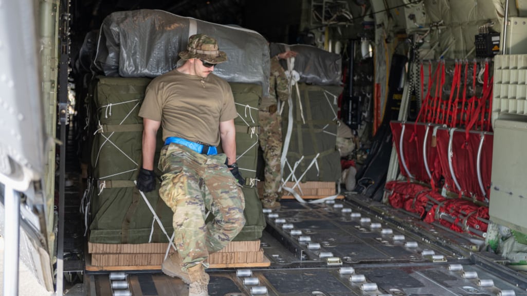 Een Amerikaanse soldaat bij een voedselpakket.