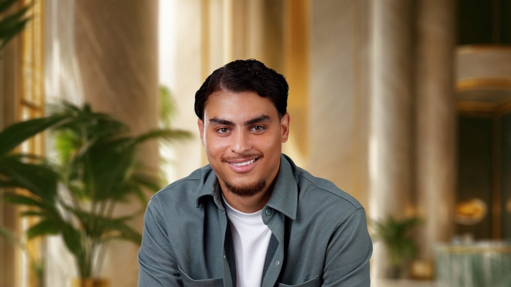 Chris in Paradise Hotel