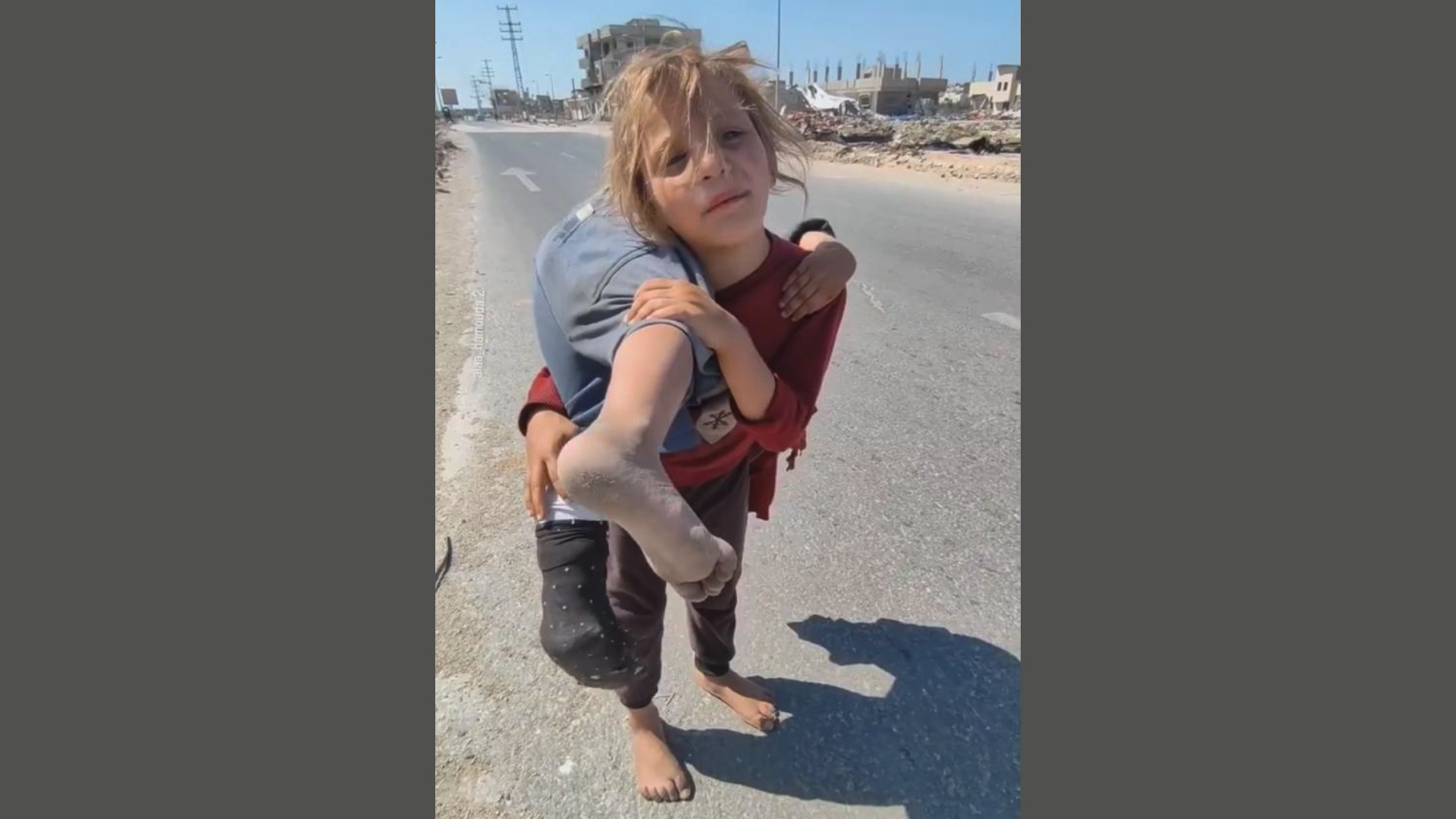 Dit is het verhaal van Palestijnse Qamar, die zusje op haar schouders draagt: 'Ik ben de oorlog zat'