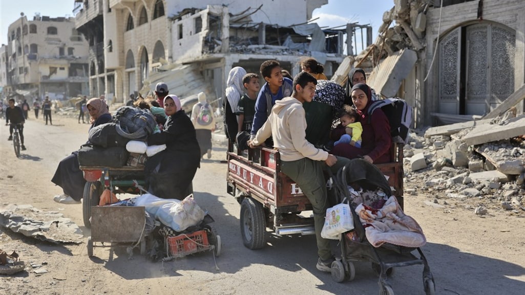 Burgers vluchten voor het geweld.