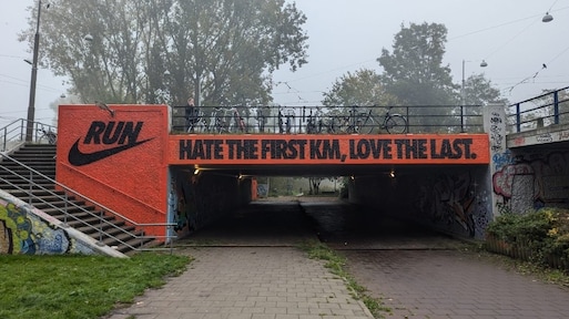 Amsterdam boos om Nike-reclame op viaducten: 'Ze krijgen de rekening'