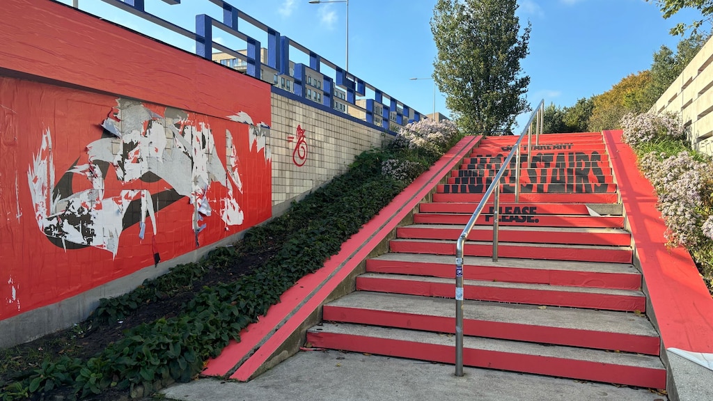 Een van de slogans, die inmiddels deels is verwijderd, op een viaduct in Amsterdam-West
