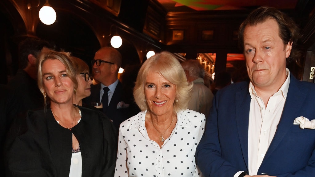Koningin Camilla kan tot teleurstelling van kinderen niet in hun Whatsapp-groep