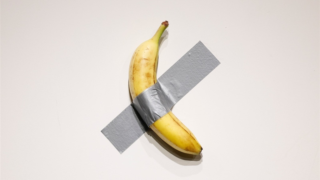 Banaan aan de muur geveild voor 6,2 miljoen dollar, koper gaat 'm opeten