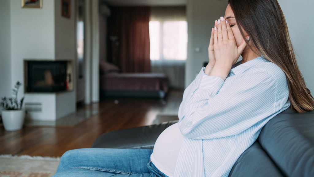 Naomi is zwanger van de tweede en bang voor nóg een postnatale depressie: 'Ik kan niet genieten'