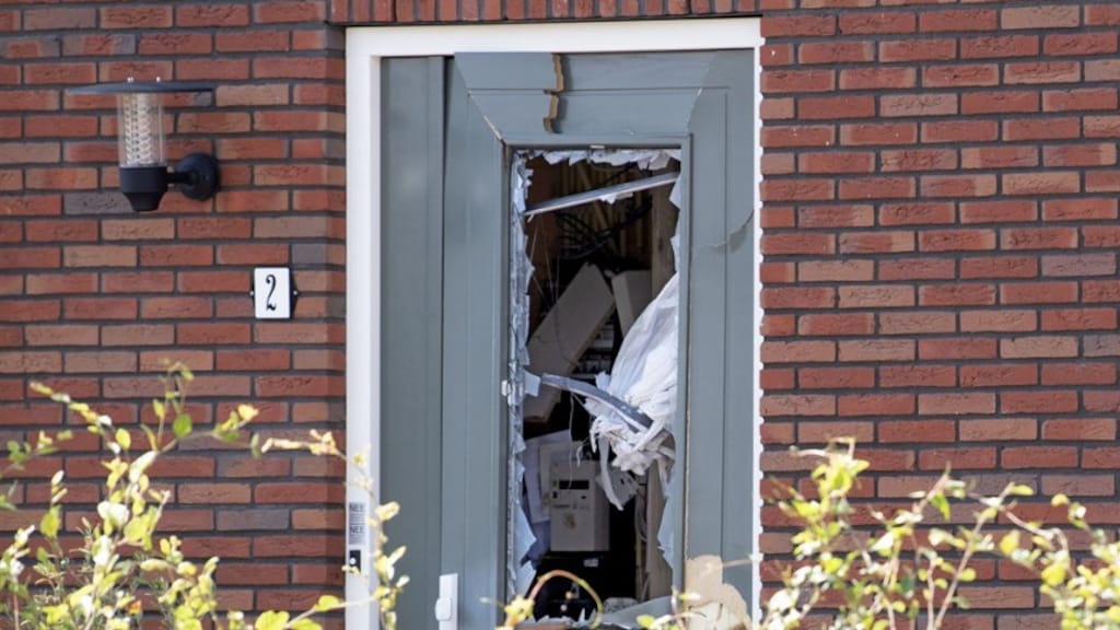 Een explosie verwoestte de voordeur van een woning in Hoef en Haag.