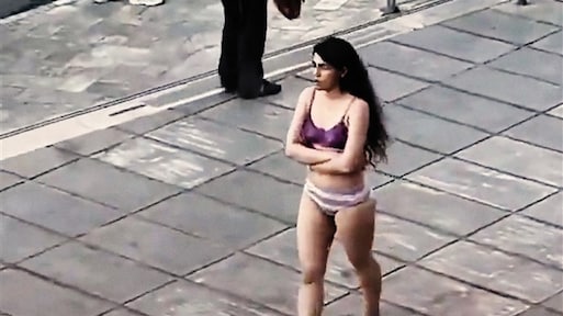 Iraanse vrouw die in ondergoed op straat loopt in Teheran gearresteerd