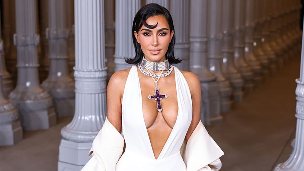 Kim Kardashian onder vuur voor pikante twist aan hanger van Lady Di