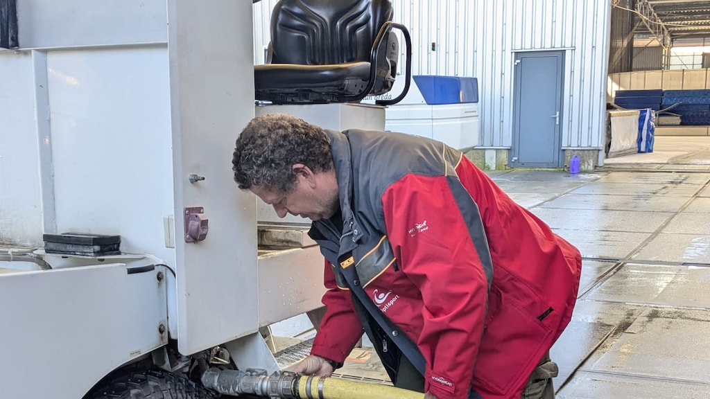 Tonny vult de machine met water.