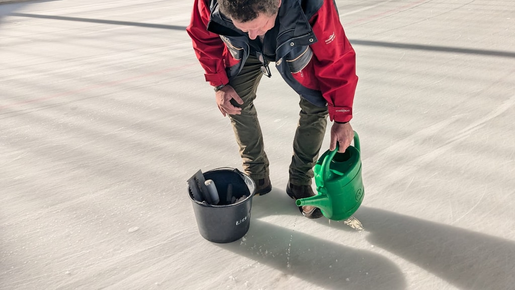 Tonny repareert een gat in het ijs.