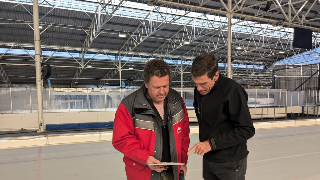 Tonny laat zijn metingen aan manager Gianni Romme zien.