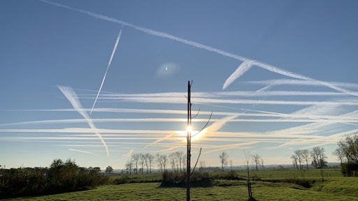 Waarom we deze week zoveel vliegtuigsporen aan de hemel zagen