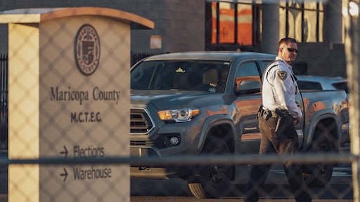 Snipers, drones, prikkeldraad: na 2020 móet het bij dit stembureau nu anders