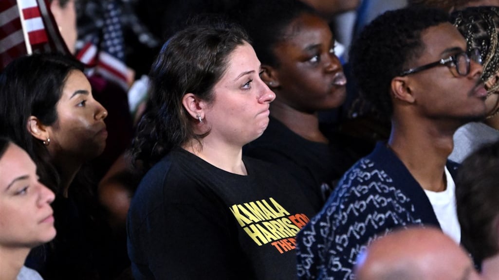 Een Harris-aanhanger in Washington reageert teleurgesteld op de uitslagen.