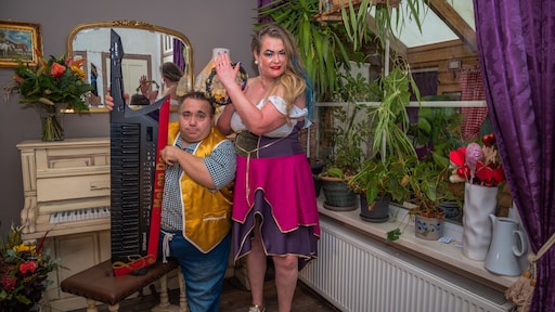 Dennie werd vanwege buikomvang geweigerd in de Danse Macabre: 'Moest huilen'