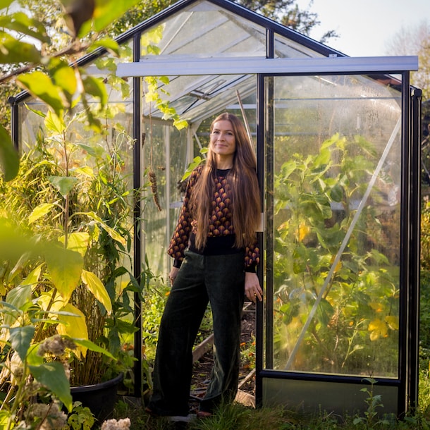 "In de kas van mijn moestuin. Ik heb vele fruitsoorten als frambozen, bramen, vijgen, maar ook veel bloemen en kruiden."