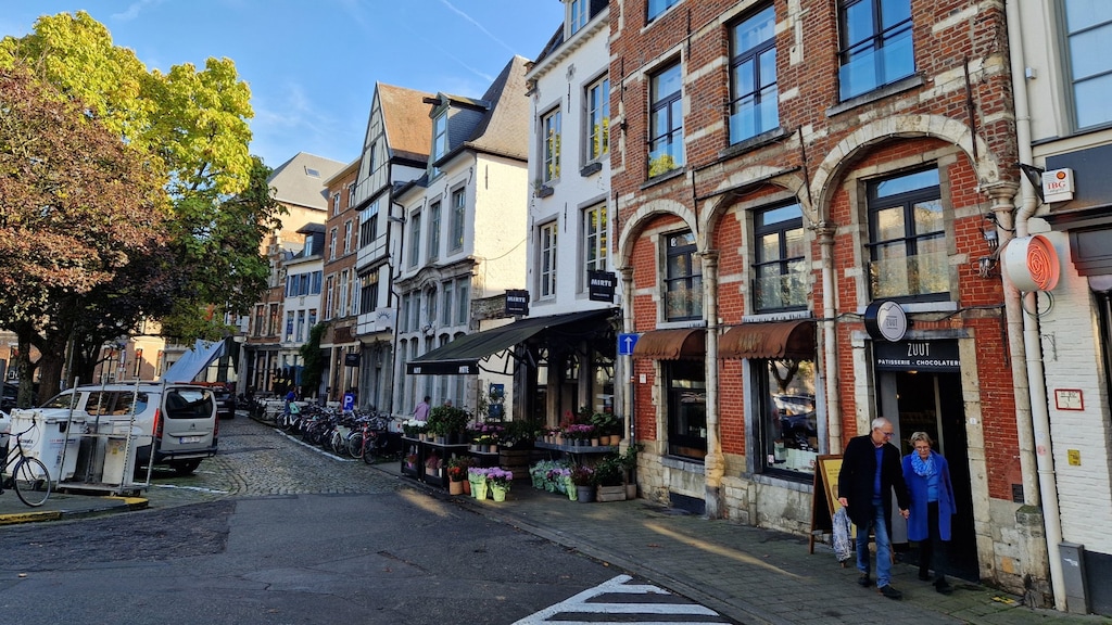 De Vismarkt met mooie panden, maar helaas ook een parkeerplaats.
