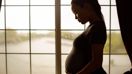 Mila wil graag bevallen met een ruggenprik, maar haar omgeving keurt dit af: 'Hoe laat ik dit los?'