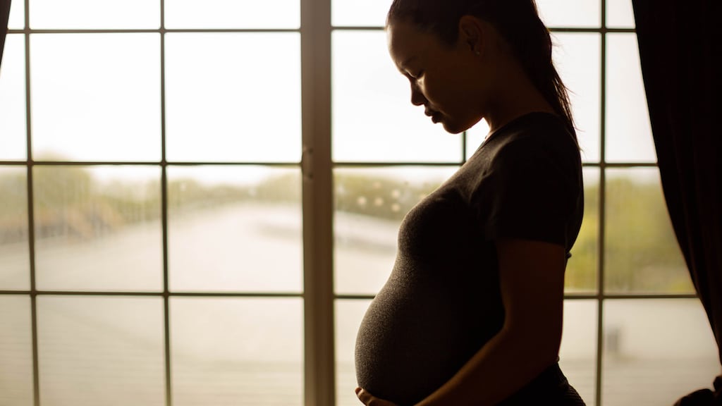 Mila wil graag bevallen met een ruggenprik, maar haar omgeving keurt dit af: 'Hoe laat ik dit los?'