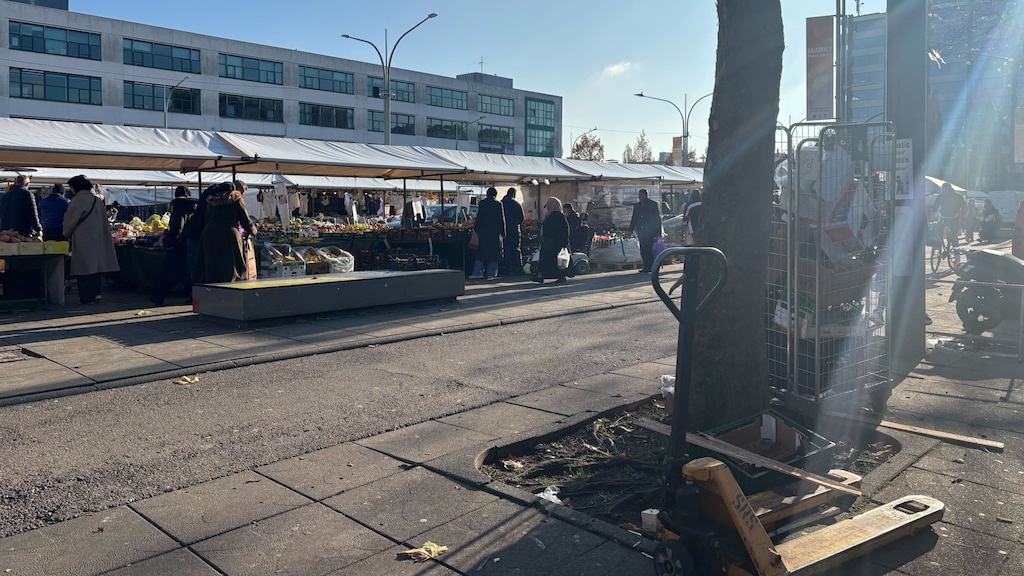 De markt op Plein 40-45 de dag na de rellen.