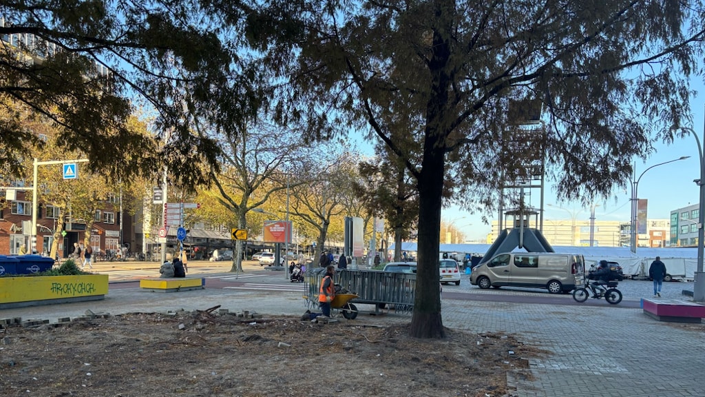 Losliggende tegels en objecten worden opgeruimd door de gemeenten uit angst voor nieuwe rellen.