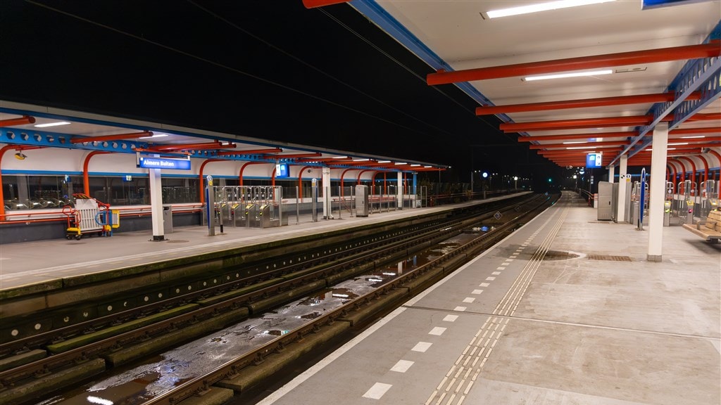 Een leeg station in Almere vannacht.