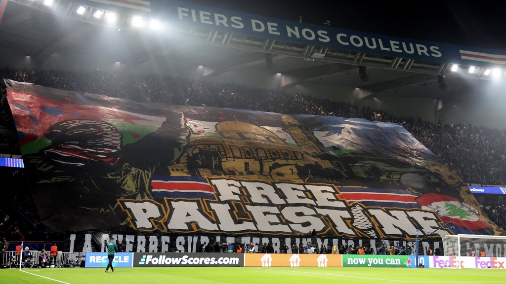 Het spandoek op de tribune bij Paris Saint Germain.