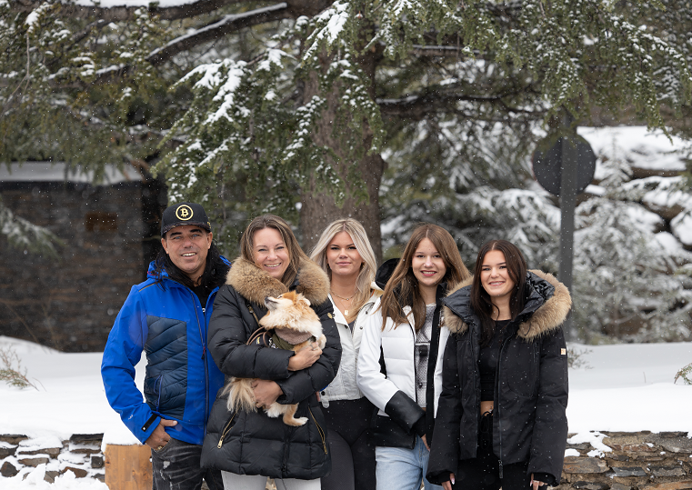 Dit gezin uit Venlo reist dankzij bitcoins wereld over: 'Nu lekker in Thailand'