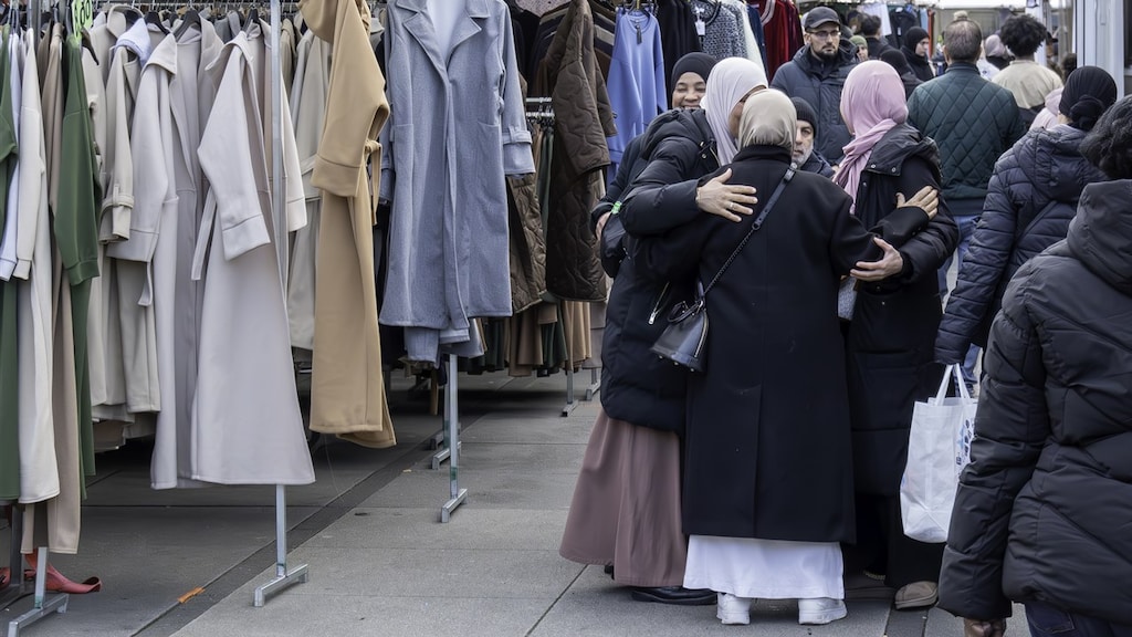 Het leven gaat door op Plein 40-45 in Amsterdam Nieuw-West