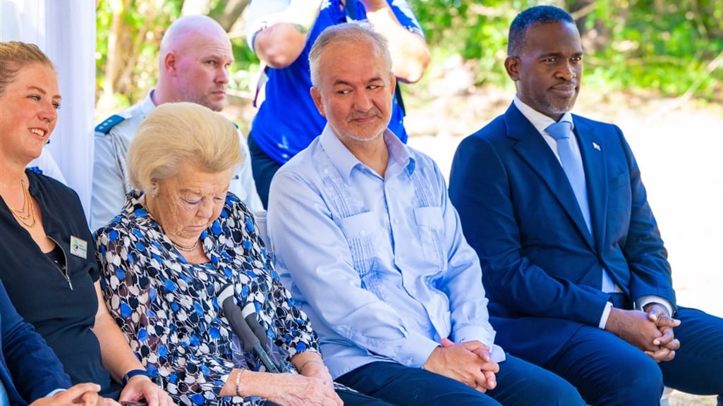 Prinses Beatrix lijkt weg te dommelen bij voorstelling op Sint Maarten