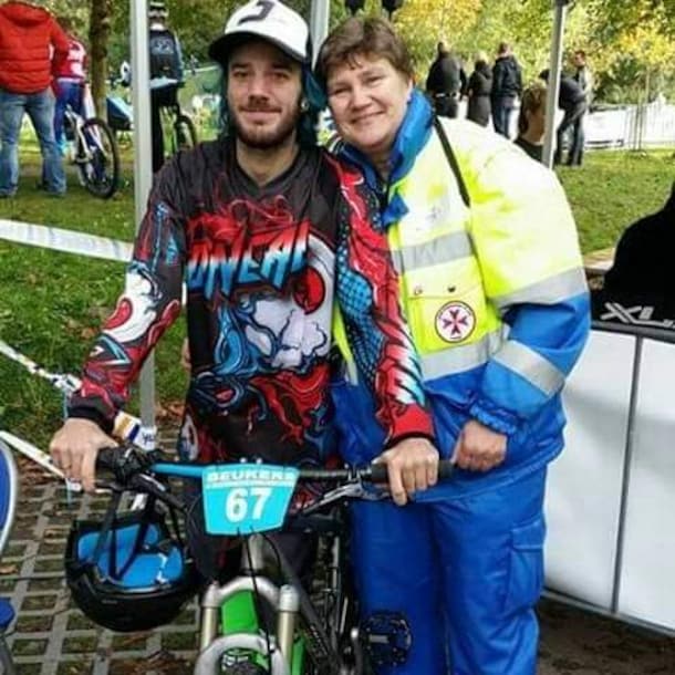 Dominique met zijn moeder Ans.