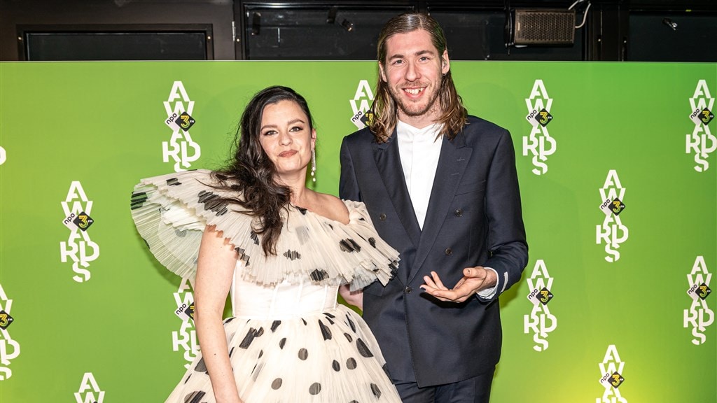 Frank van der Lende en Eva Koreman gaan trouwen in het Sinterklaasjournaal