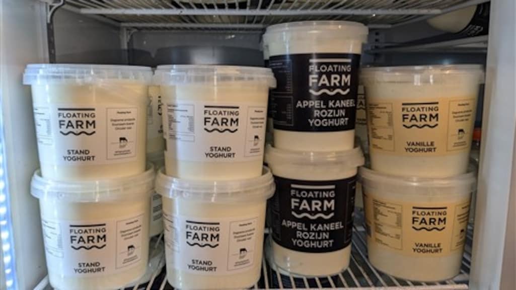 De yoghurt gaat naar de lokale horeca, maar ook buurtbewoners kunnen het in een klein winkeltje kopen.