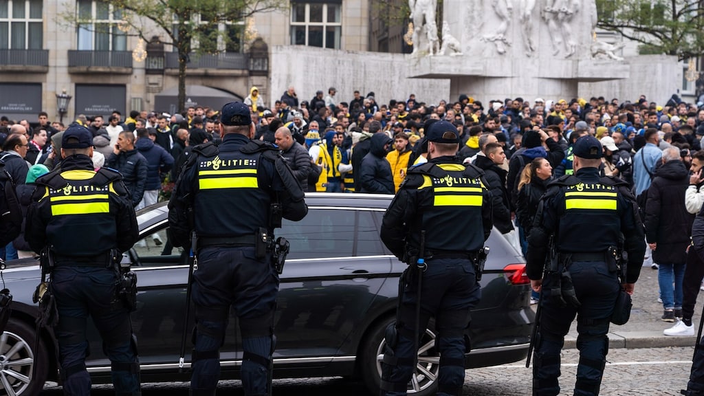 Hooligans van Maccabi Tel Aviv mishandelen taxichauffeur in Amsterdam