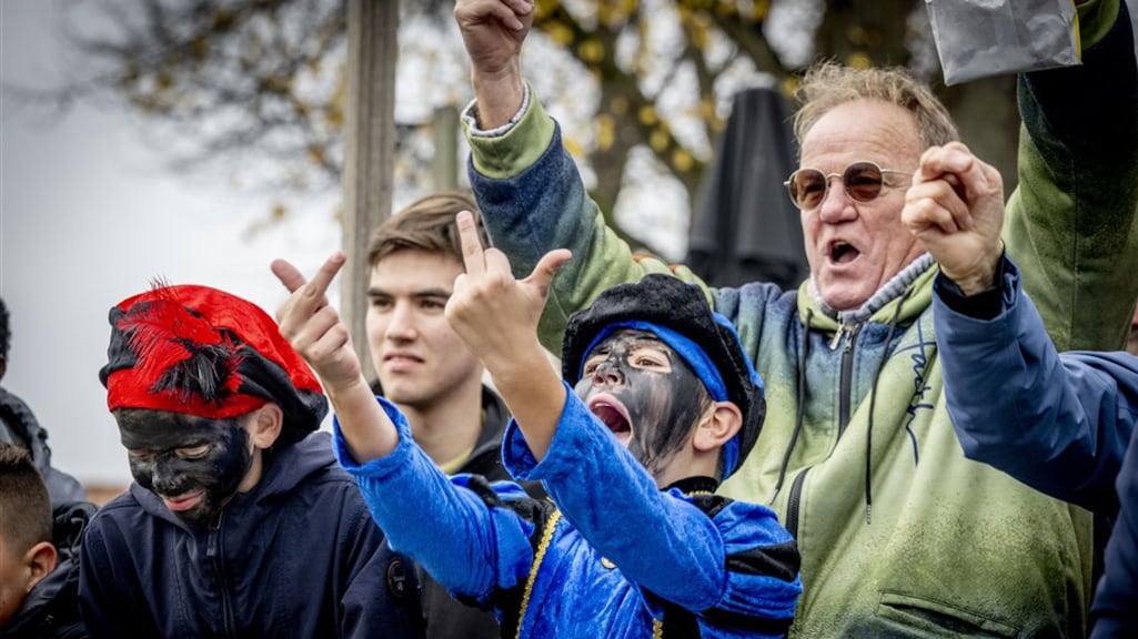 Tientallen mensen roepen leuzen en steken hun middelvinger bij KOZP-protest in Middelharnis