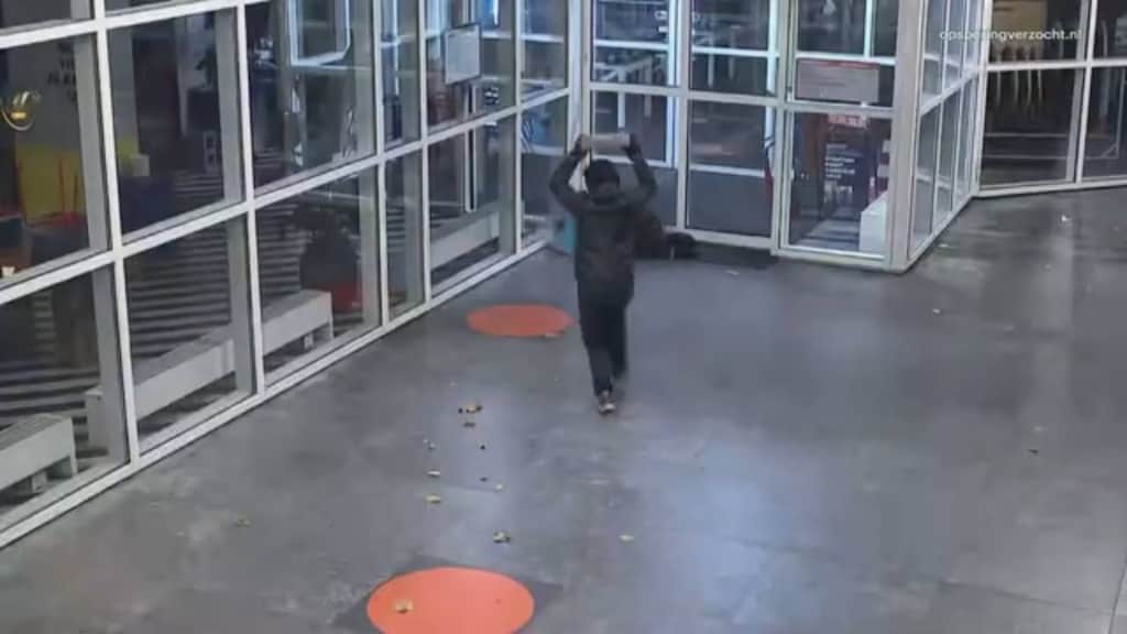 Stoeptegelgooier blijft voorlopig vastzitten in Frankrijk