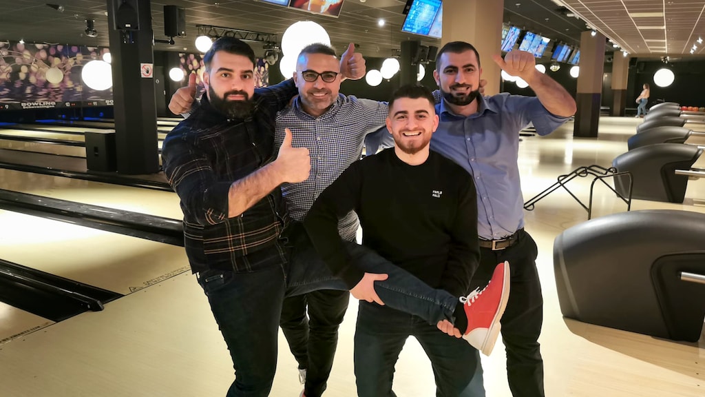Sahin (tweede van l) met zijn broers Yasin (l), Hamza (tweede van r) een Murat (r) op de bowlingbaan.