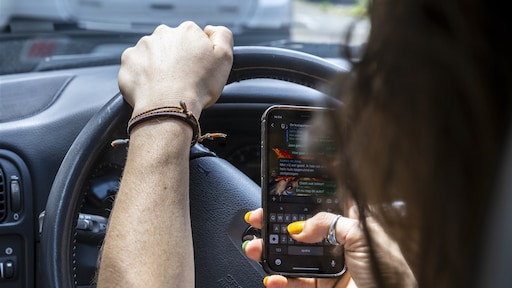 Telefoongebruik achter het stuur? Verzekeraars laten je schade zelf betalen
