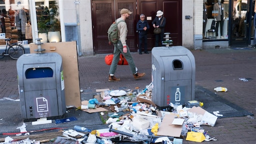 Gemeente Amsterdam is tonnen kwijt door bewoners die tegen hun afvalboete protesteren
