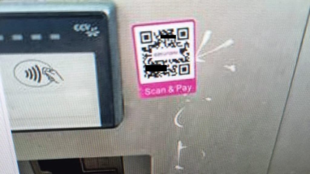 De QR-codestickers werden afgelopen week nog gevonden op parkeerautomaten in Amsterdam.