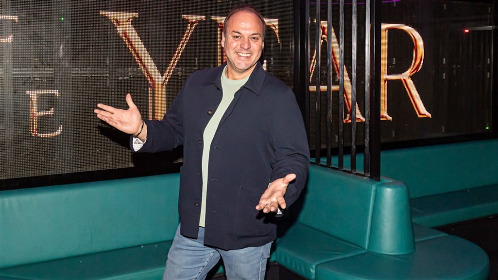 Frans Bauer verrast fans met nieuwe coupe: 'Glad koppie het nieuwe jaar in'