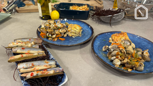 Scheermessen met rood wier, roerbak met kokkels en aardappelgratin met roodhoorntjes wier