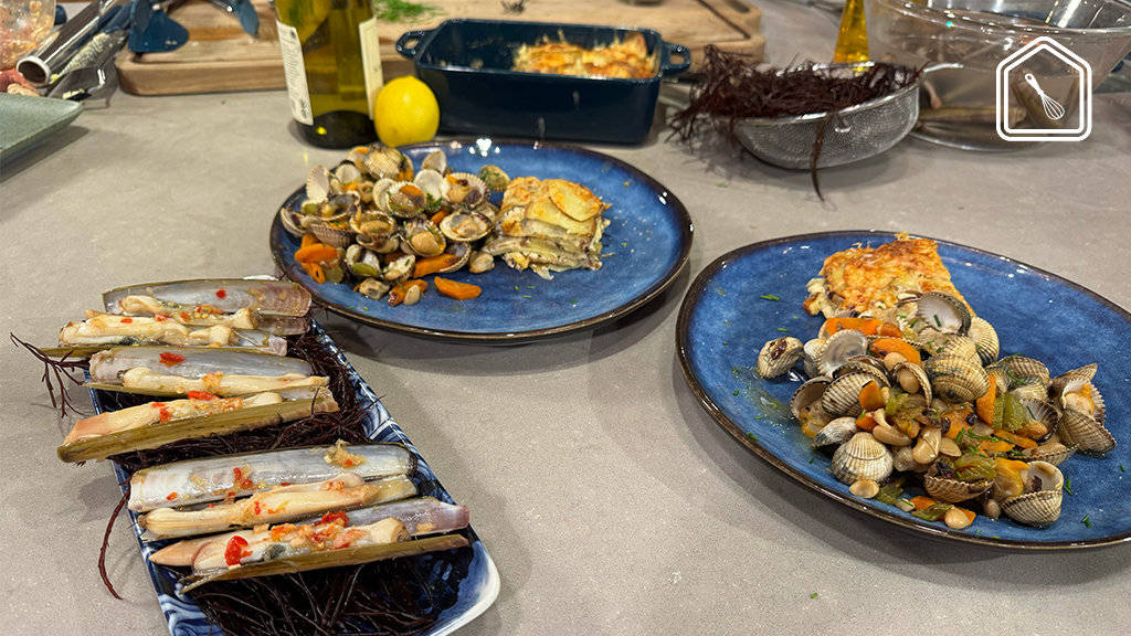 Scheermessen met rood wier, roerbak met kokkels en aardappelgratin met roodhoorntjes wier