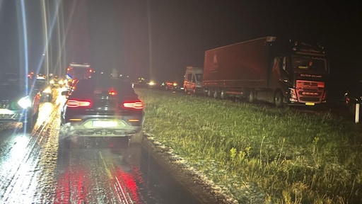 10 kilometer duurt 2 uur door sneeuw: 'Motoren zijn verlaten, mensen lopen over de weg'