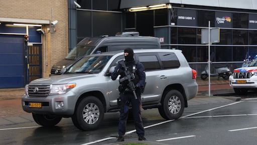 Zwaarbewapende marechaussee en politie verwijderen aangespoelde cocaïne