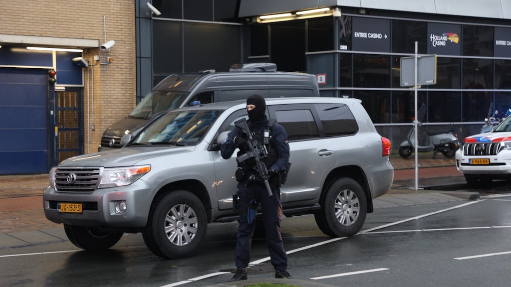 Zwaarbewapende marechaussee en politie verwijderen aangespoelde cocaïne