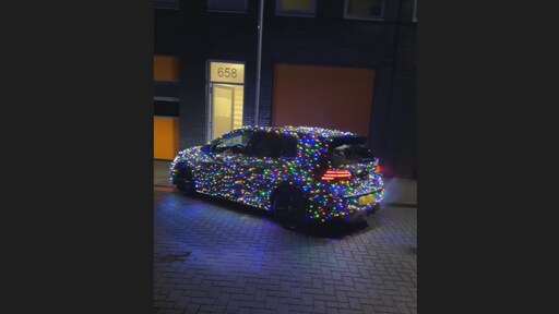Odday heeft auto vol met kerstlichtjes, maar politie waarschuwt: 'Strafbaar'